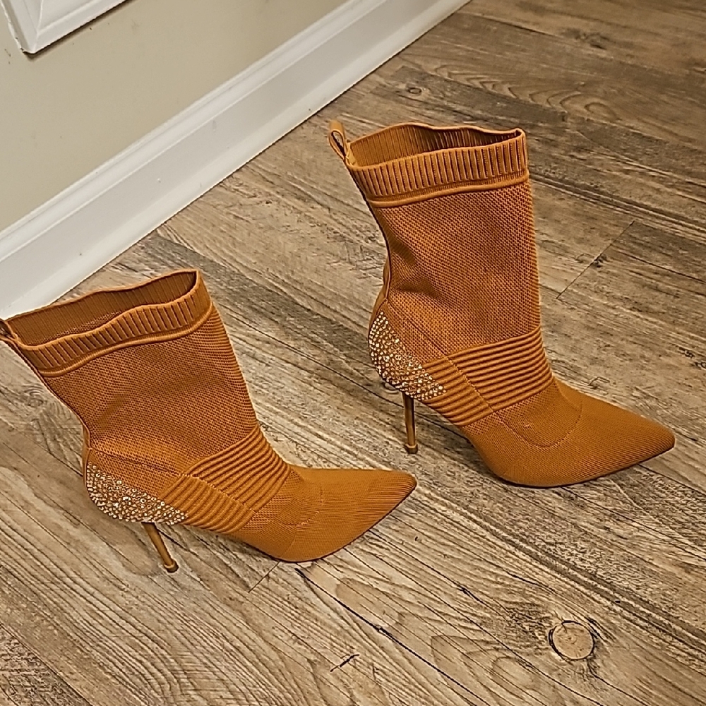 Tan Heeled Boots with Sleek Silhouette